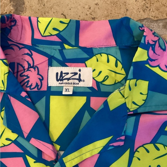 UZZI Hawaiian Wood Button Pink Palms And Yellow Hibiscus, Size XL - Picture 3 of 3